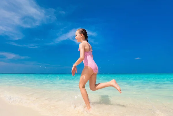 Ευτυχισμένος Κορίτσι Τρέχει Και Εκτοξεύεται Στα Ρηχά Νερά Στην Παραλία — Φωτογραφία Αρχείου