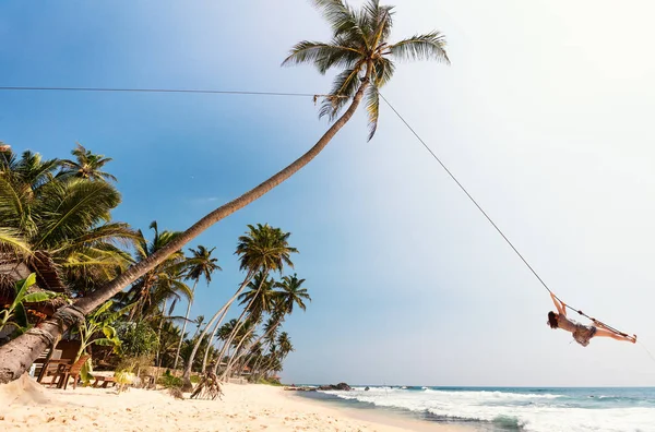 Młoda Kobieta Zabawy Kołysanie Liny Tropikalnej Plaży Sri Lanka — Zdjęcie stockowe