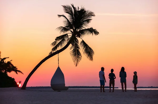 Silhouette Bella Famiglia Quattro Con Bambini Sulla Spiaggia Tropicale Durante — Foto Stock