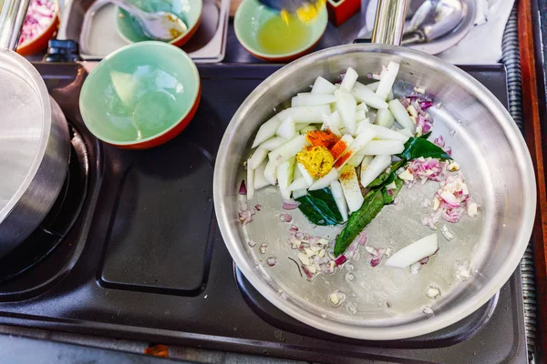 시간에 전통적 스리랑카 요리를 준비하는 — 스톡 사진