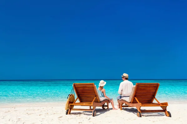 Vader Zijn Schattige Dochtertje Het Strand Genieten Van Tropische Vakantie — Stockfoto