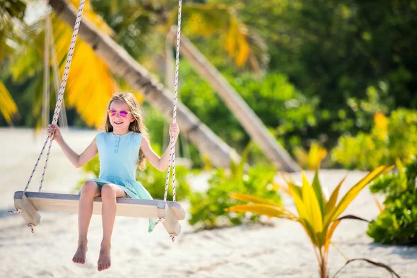 Liebenswertes Mädchen Hat Spaß Beim Schaukeln Tropischen Inselstrand — Stockfoto