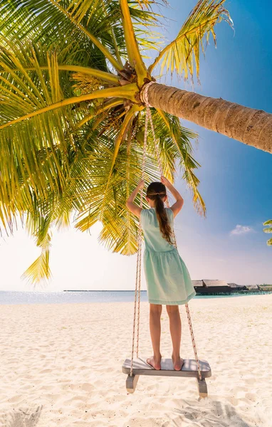 Adorable Chica Divertirse Balanceo Tropical Isla Playa — Foto de Stock