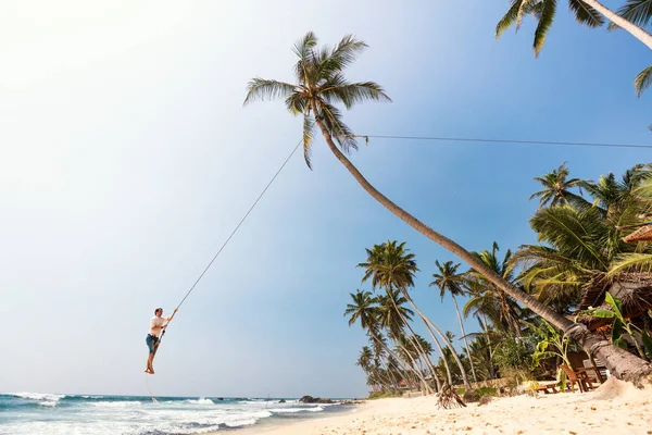 Jonge Man Heeft Plezier Swingen Een Touw Tropische Eiland Strand — Stockfoto