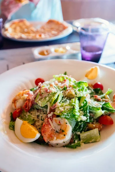 Delicious Caesar Salad Grilled Shrimps Served Lunch Dinner — Stock Photo, Image