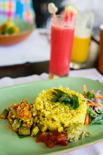 Στο Εστιατόριο Σερβίρεται Νόστιμο Ρύζι Ασιατικό Πιάτο Για Μεσημεριανό Γεύμα — Φωτογραφία Αρχείου