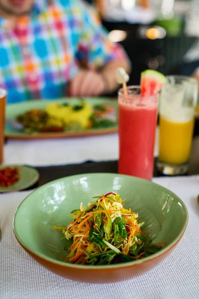 Deliziosa Insalata Verdure Servita Pranzo Con Bevande Sottofondo — Foto Stock