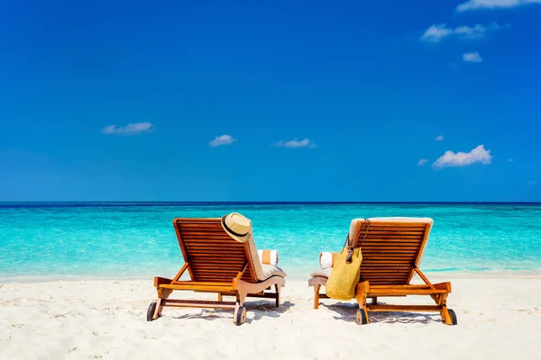 Sedie Sdraio Legno Una Bellissima Spiaggia Tropicale Alle Maldive — Foto Stock