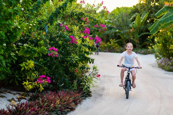 かわいいです女の子バイクに熱帯の島の設定楽しい — ストック写真