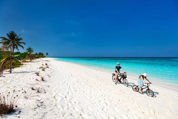 Батько Маленька Дочка Катаються Велосипедах Тропічному Пляжі Розважаються Разом — стокове фото