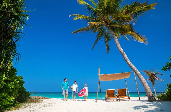 Padre Figli Che Godono Vacanze Mare Sull Isola Tropicale — Foto Stock