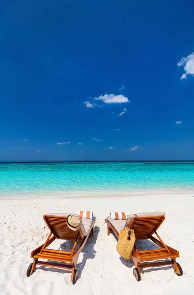 Liegestühle Aus Holz Einem Wunderschönen Tropischen Strand Auf Den Malediven — Stockfoto