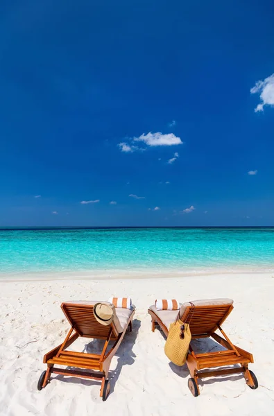 Chaises Longues Bois Sur Une Belle Plage Tropicale Aux Maldives — Photo