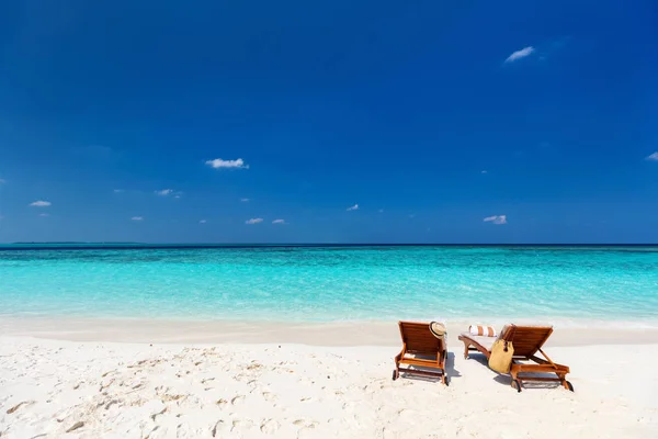 Liegestühle Aus Holz Einem Wunderschönen Tropischen Strand Auf Den Malediven — Stockfoto