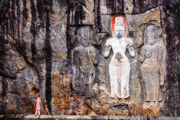 Γυναίκα Τουρίστρια Επίσκεψη Buduruwagala Ναό Καλά Διατηρημένα Γλυπτά Στον Τοίχο — Φωτογραφία Αρχείου