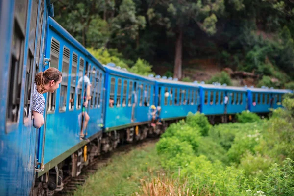 Ella Dan Kandy Tren Yolculuğunun Tadını Çıkaran Genç Bir Kadın — Stok fotoğraf