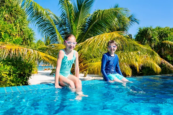 Jonge Geitjes Bij Zwembad Plezier Tijdens Zomervakantie — Stockfoto