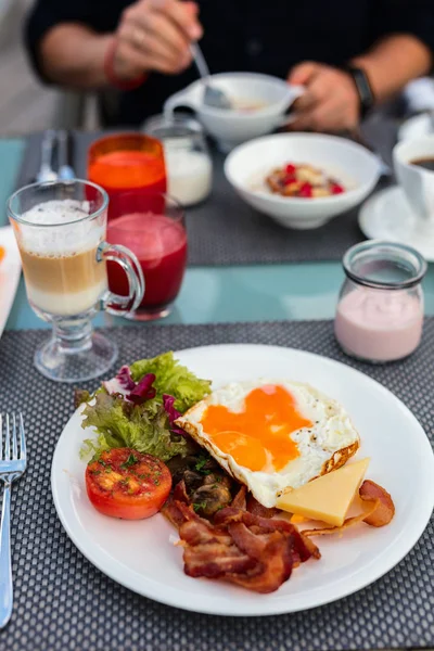 Leckeres Frühstück Mit Spiegeleiern Speck Und Gemüse — Stockfoto