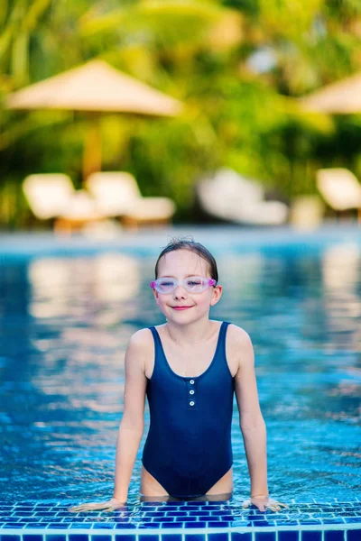 Gadis Kecil Yang Manis Kolam Renang Bersenang Senang Selama Liburan — Stok Foto