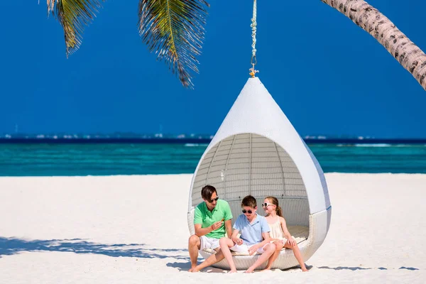 Vater Und Kinder Genießen Strandurlaub Auf Tropischer Insel — Stockfoto