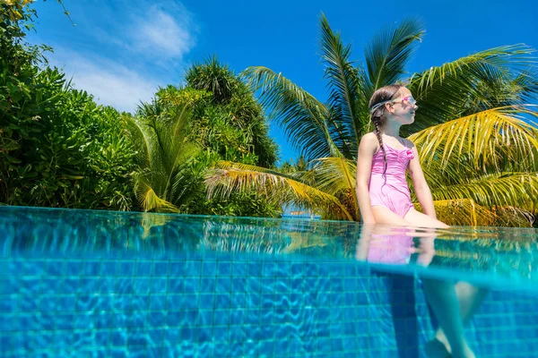 Split Photo Sous Marine Adorable Petite Fille Piscine Villégiature Luxe — Photo