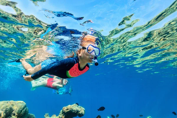 Underwater Photo Girl Her Family Snorkeling Clear Tropical Water Coral — Stock Photo, Image