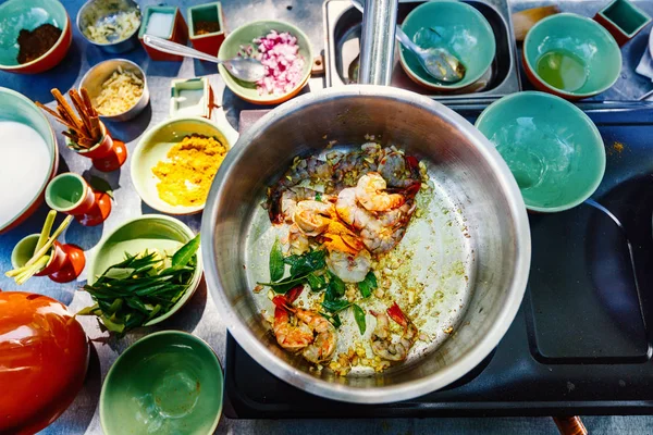 Προετοιμασία Παραδοσιακού Πιάτου Κάρυ Σρι Λάνκα Γαρίδες Στο Μάθημα Μαγειρικής — Φωτογραφία Αρχείου