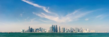 Doha Katar siluetinin panoramik manzaralı güneşli