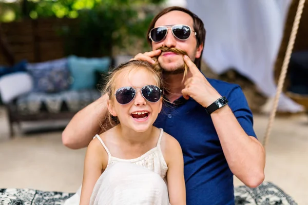 Feliz Padre Adorable Hijita Riendo Juntos Divirtiéndose — Foto de Stock