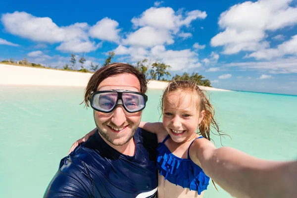 Feliz Padre Familia Adorable Hijita Playa Tomando Selfie —  Fotos de Stock