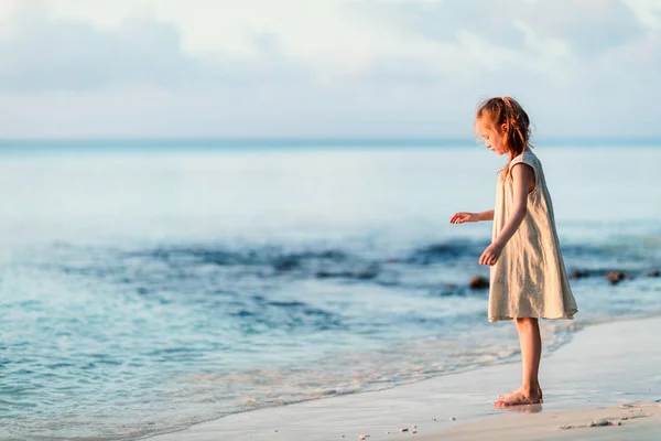 Adorabile Bambina Spiaggia Durante Vacanze Estive — Foto Stock