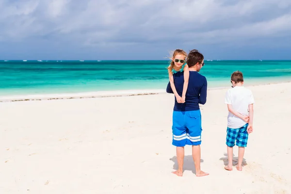 Far Och Barn Njuter Sommaren Strandsemester Tropiska — Stockfoto