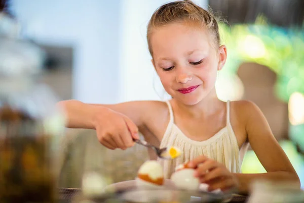 Imádnivaló Kislány Főtt Tojást Eszik Reggelire Otthon Vagy Étteremben — Stock Fotó