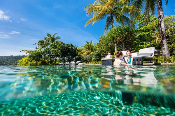 Bonne Mère Adorable Petite Fille Extérieur Dans Piscine Station Tropicale — Photo