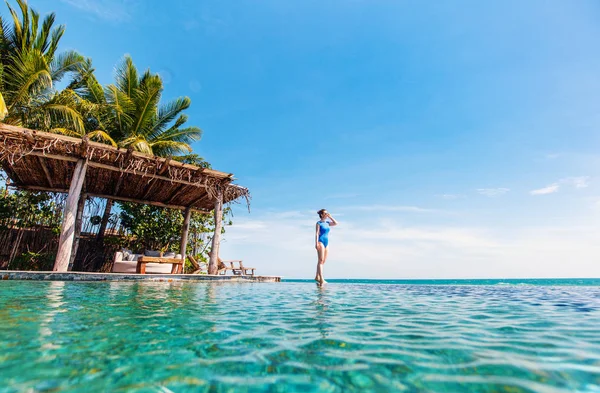 Mooie Jongedame Wandelen Langs Infinity Zwembad Tropische Resort — Stockfoto