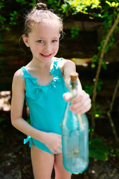 Ritratto Casuale Bambina All Aperto Nella Giornata Estiva Con Bottiglia — Foto Stock