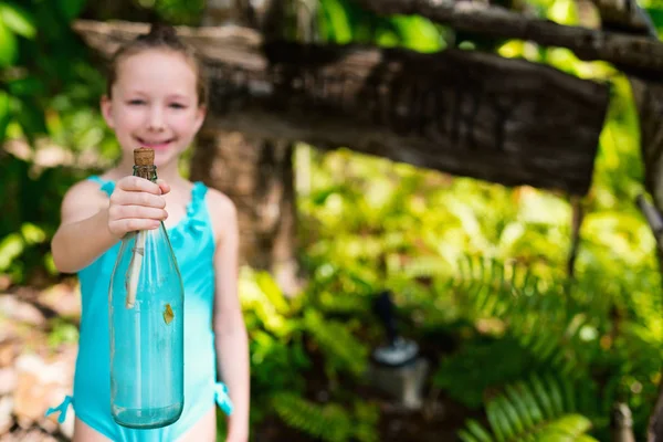 Casual Porträtt Lilla Flicka Utomhus Sommardag Holding Treasure Flaska — Stockfoto