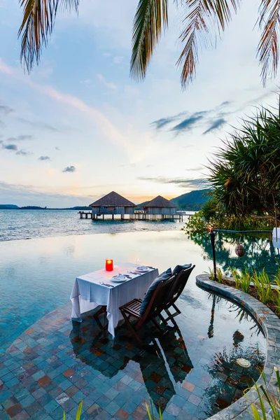 浪漫豪华晚餐设置在热带度假村在日落 — 图库照片