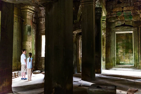 Crianças Antigo Templo Angkor Wat Siem Reap Camboja — Fotografia de Stock