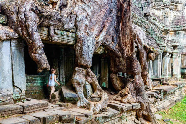 Liten Flicka Vid Gamla Preah Khan Templet Angkor Arkeologiska Området — Stockfoto