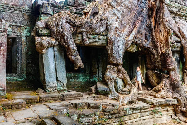 Маленькая Девочка Древнем Храме Прэа Хана Ангкоре Археологическая Область Камбодже — стоковое фото