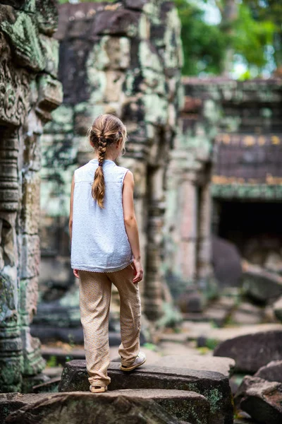 Dívka Starověkém Chrámu Preah Khan Angkoru Archeologické Oblasti Kambodži — Stock fotografie