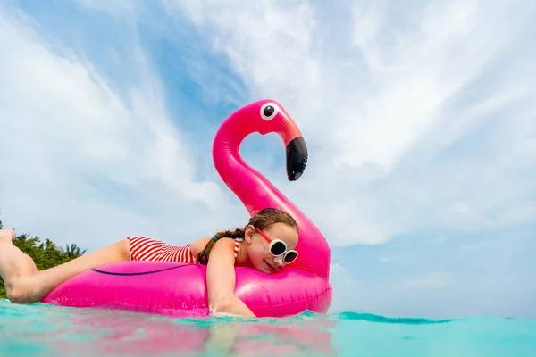 Menina Adorável Praia Durante Férias Verão — Fotografia de Stock