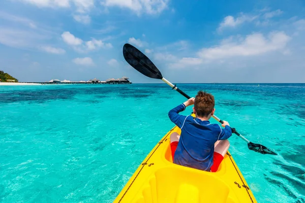 Achteraanzicht Van Gelukkige Tiener Een Kajak Tropische Lagune — Stockfoto