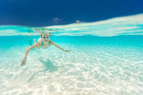Split Foto Subaquática Uma Menina Nadando Oceano Tropical — Fotografia de Stock