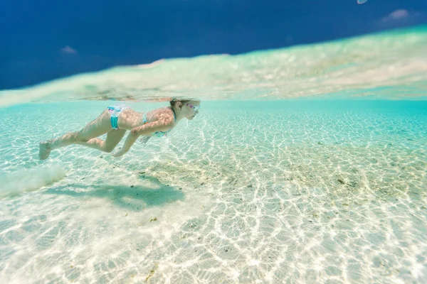 Split Pod Wodą Zdjęcie Małej Dziewczynki Pływanie Tropikalne Ocean — Zdjęcie stockowe