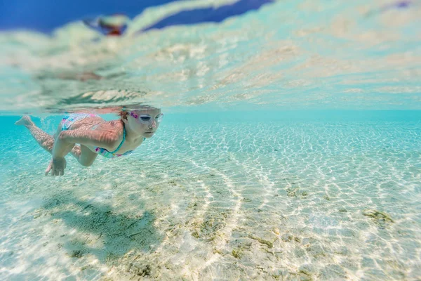 Split Víz Alatti Fénykép Egy Kislány Trópusi Óceáni Úszás — Stock Fotó