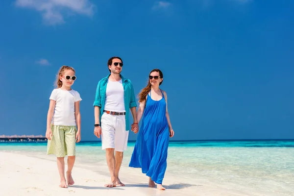 Família Bonita Feliz Umas Férias Praia Tropicais — Fotografia de Stock