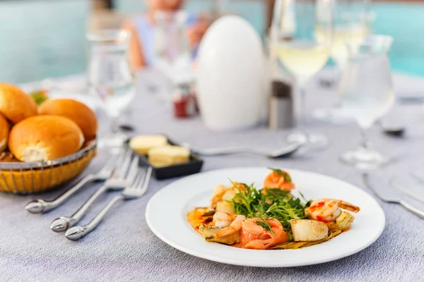 Délicieux Poisson Pétoncles Servis Pour Déjeuner Dîner — Photo