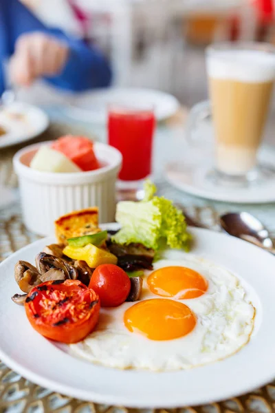 Leckeres Frühstück Mit Spiegeleiern Speck Und Gemüse — Stockfoto